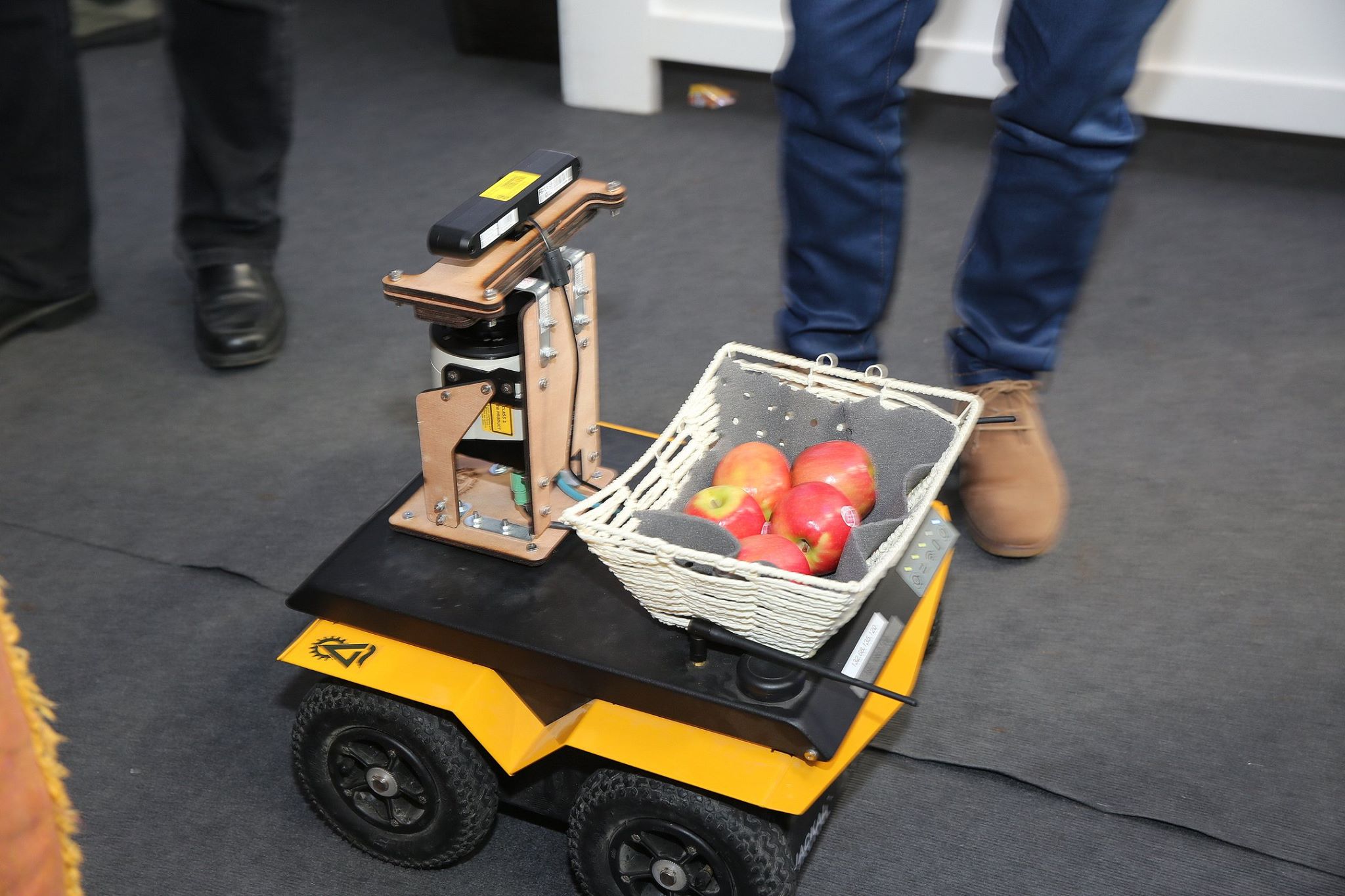 Jackal Apple Harvesting  Robot